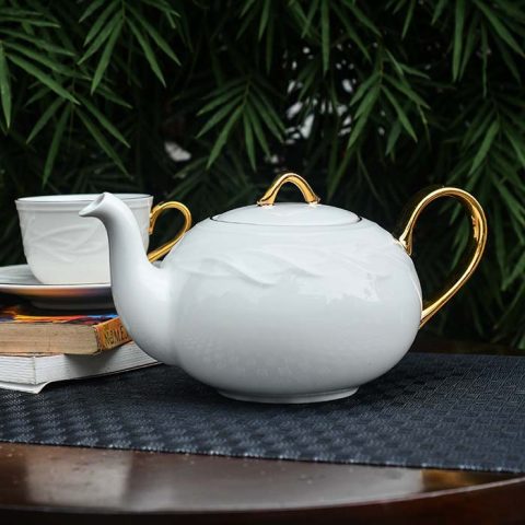 QUALITIER Tea pot Light cream color with Gold handle