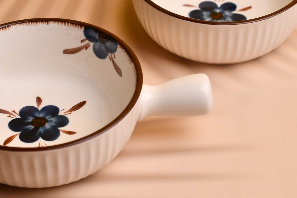 Ceramic Round serving dish with handle Blue flower print print - photo 1